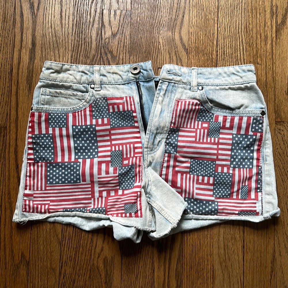 Forever 21 American flag patch Jean shorts - size 29